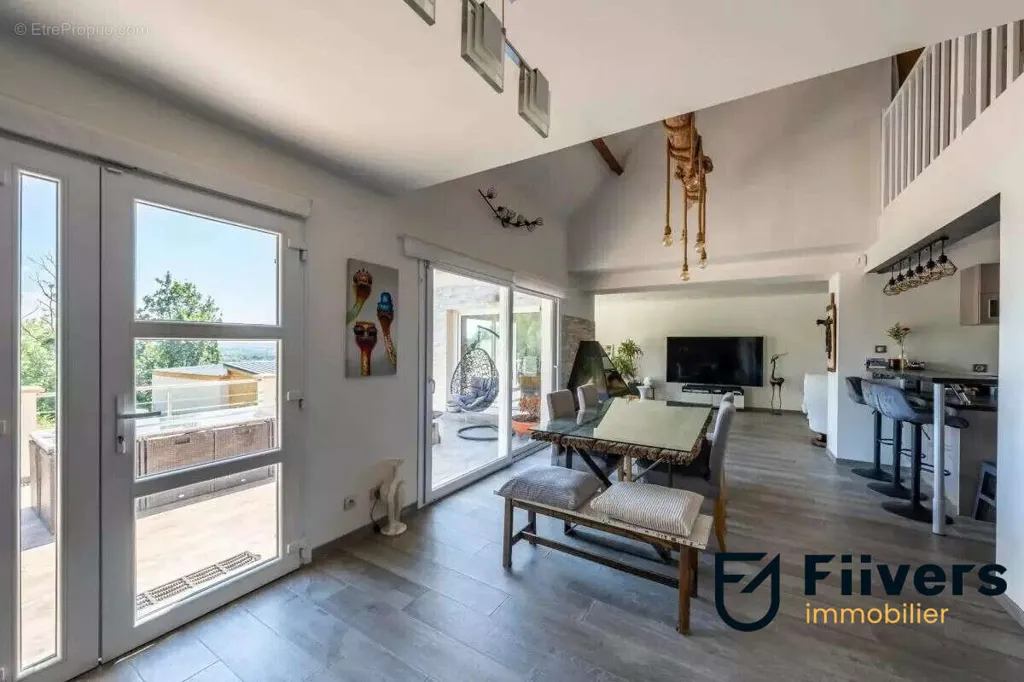 Salle à manger - Maison Familiale avec Piscine à Linas