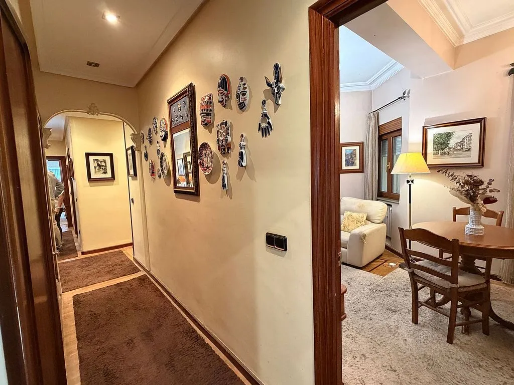 Ingresso - Spacious Apartment with Dual Entrances in Mieres