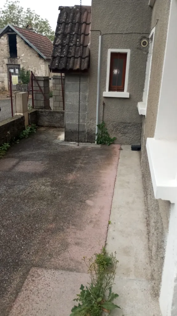 Jardin - Maison en 2 Logements avec Cour à Yenne