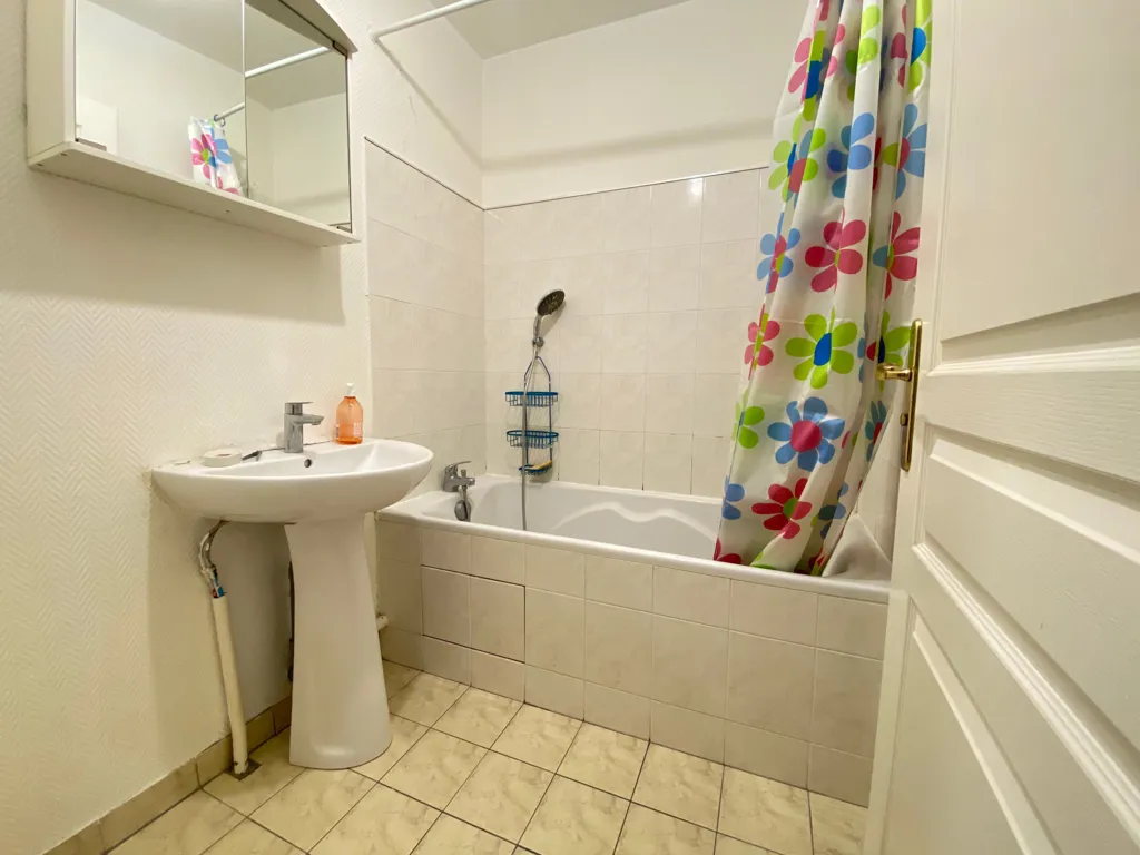 Salles de bain - Appartement T3 avec Balcons à Saint-Germain-lès-Corbeil