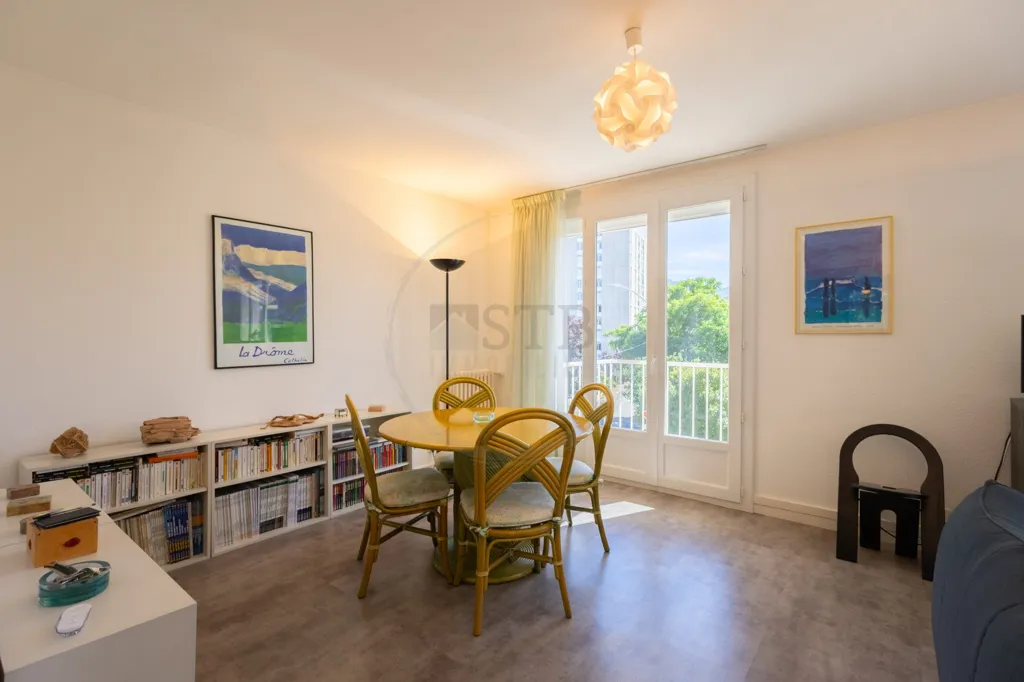 Sala da pranzo - Bright Apartment with Balcony in Privas
