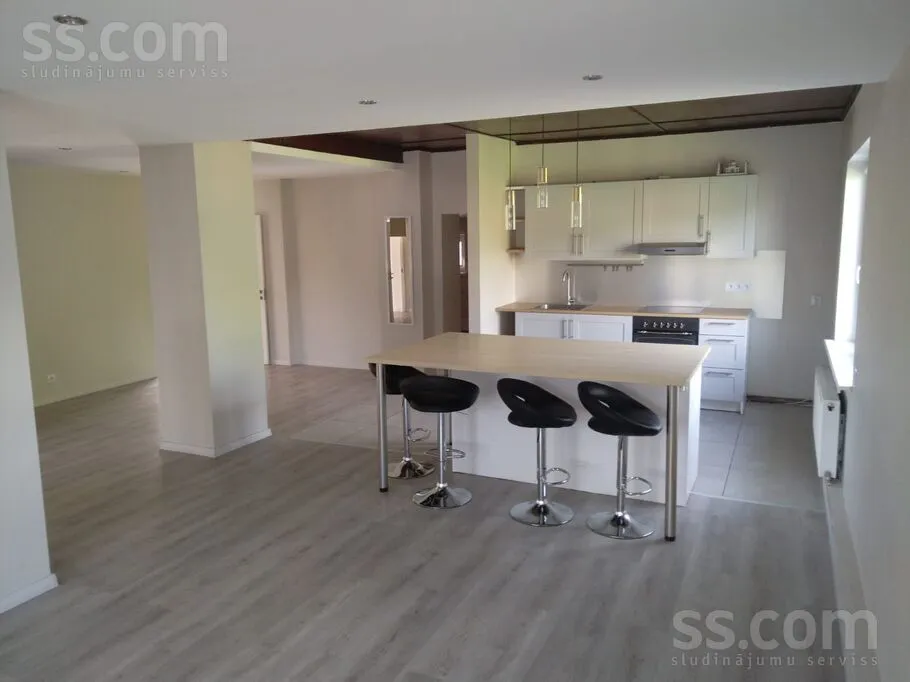 Köök - Modern 4-Bedroom Duplex with Private Garden in Tukums