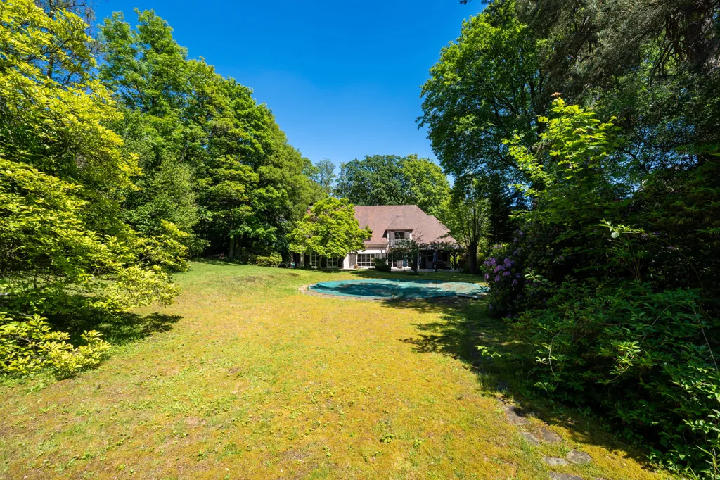 Jardin - Villa Charmante avec Piscine à Kraainem