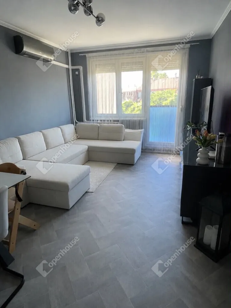 Elutuba - Modernised Apartment with Balcony in Tatabánya
