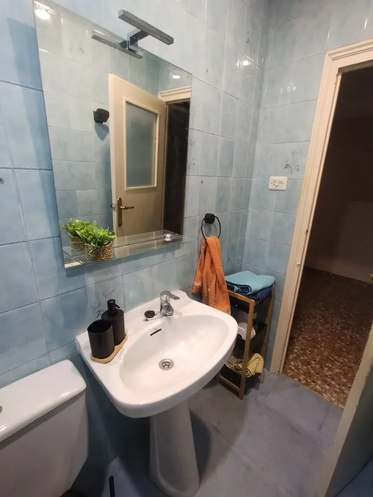 Salles de bain - 3-Bedroom Apartment with Balcony in City Centre