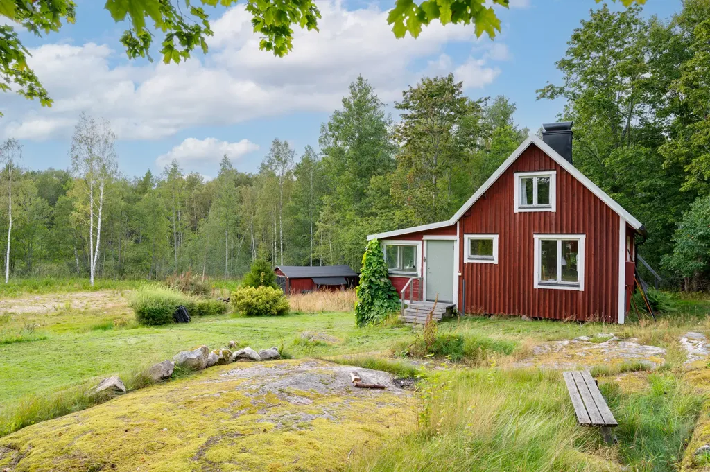 Välivaade - Lakefront Plot with Private Beach in Örebro