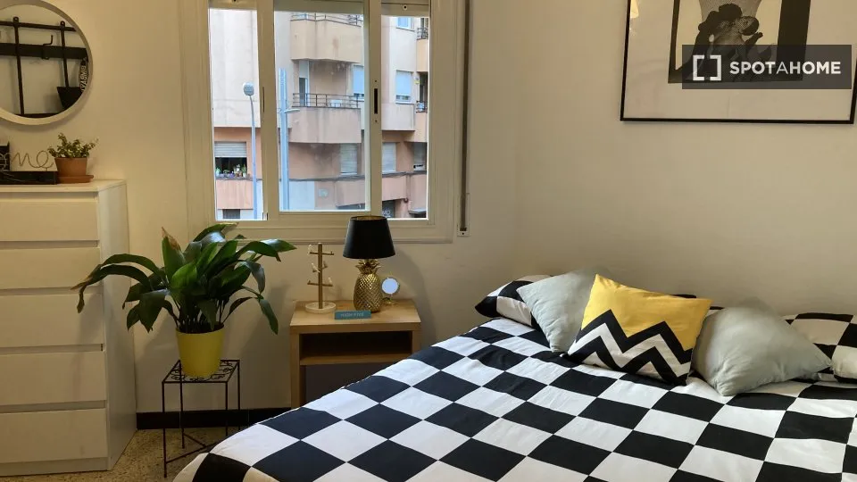 Chambres - Shared Flat with Balcony in El Poble Sec, Barcelona