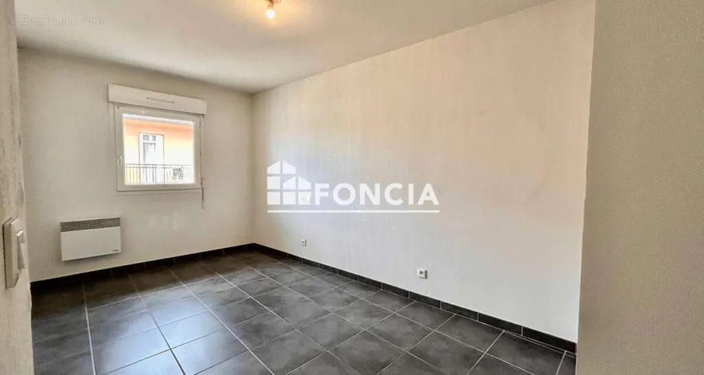 Pièces - Appartement avec Terrasse et Parking Près de la Gare
