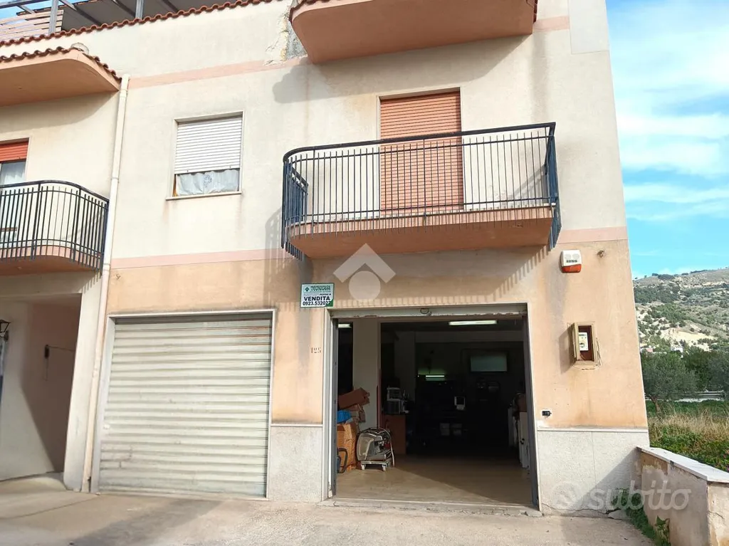 Välivaade - Warehouse with Double Garage Doors in Villa Rosina