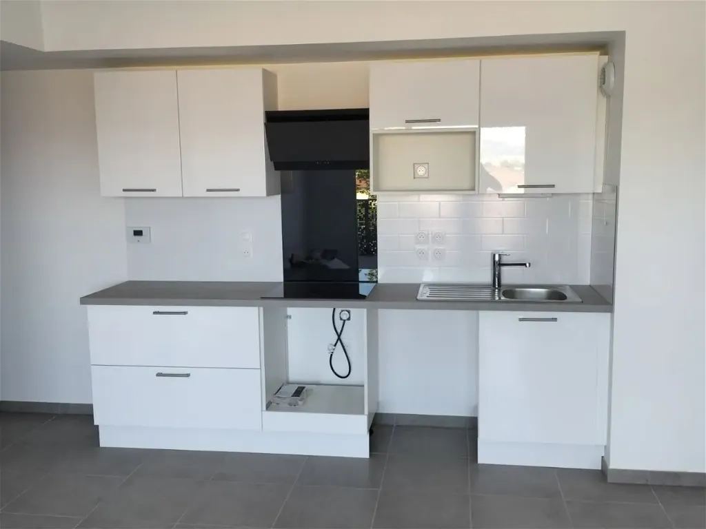 Köök - 3-Bed Apartment with Balcony in Jassans-Riottier