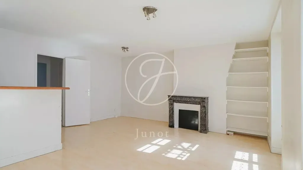 Living Room - 4-Piece Apartment with Courtyard View in Paris 75011