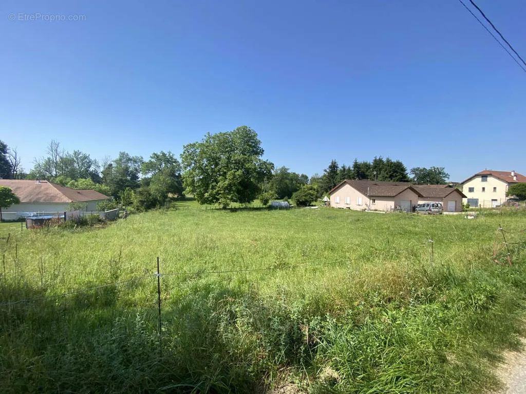 Aed - 868 m² South-Facing Plot in Brangues