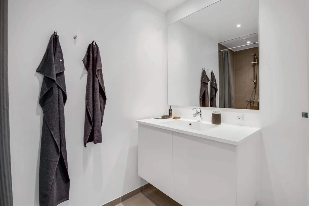 Salles de bain - Bright 2-Bedroom Apartment with Balcony in Årslev