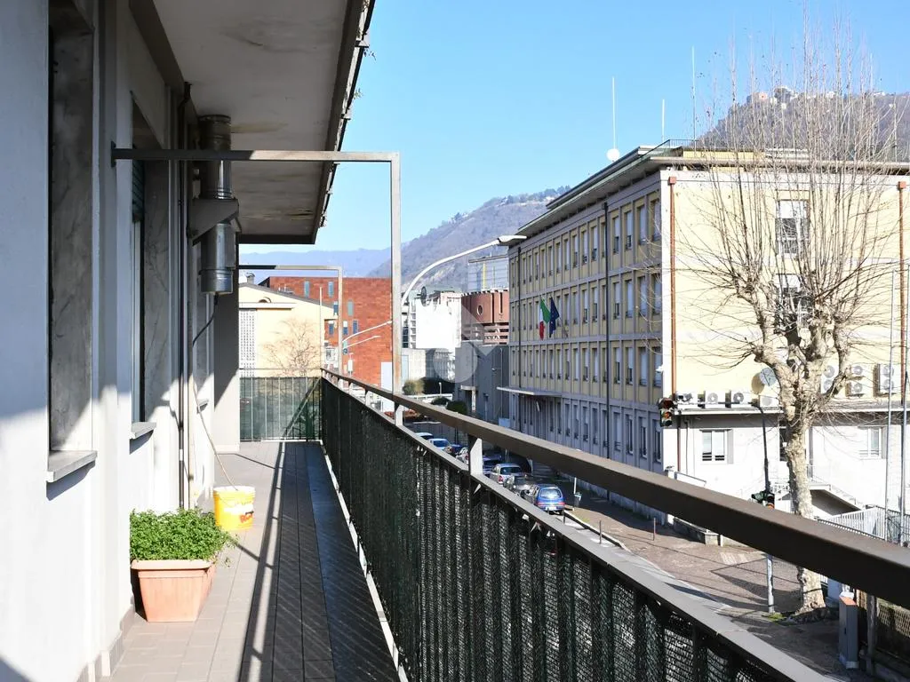 Balcon - Bright 3-Room Apartment with Balcony in Como