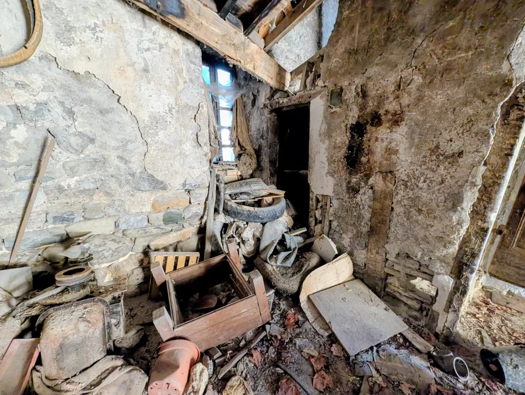 Rooms - Village House for Renovation in La Charce