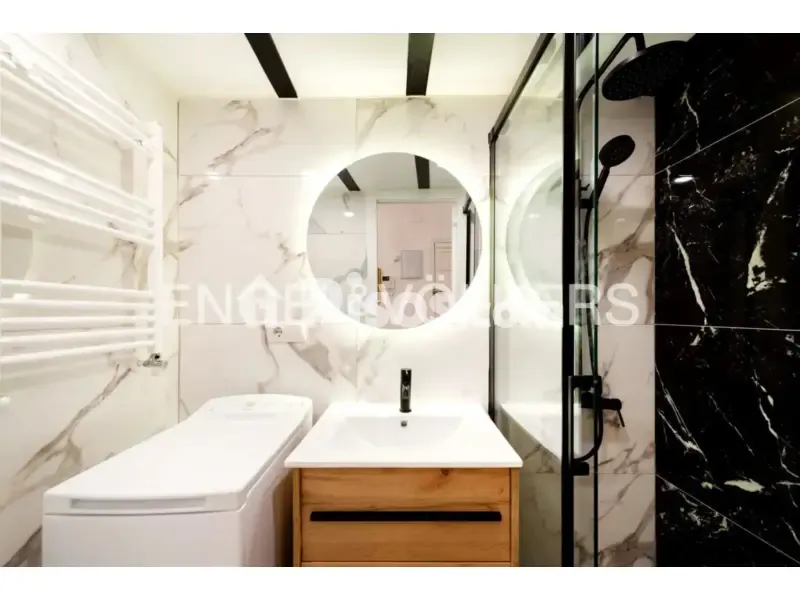 Salles de bain - Modern Apartment with Balcony in Malasaña