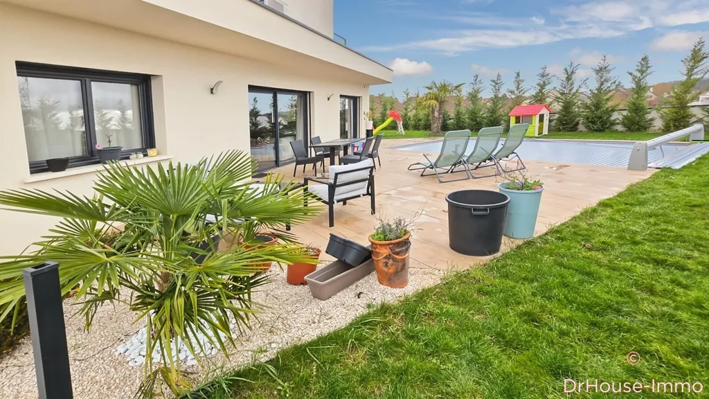 Bassein - Contemporary House with Pool in AHUY
