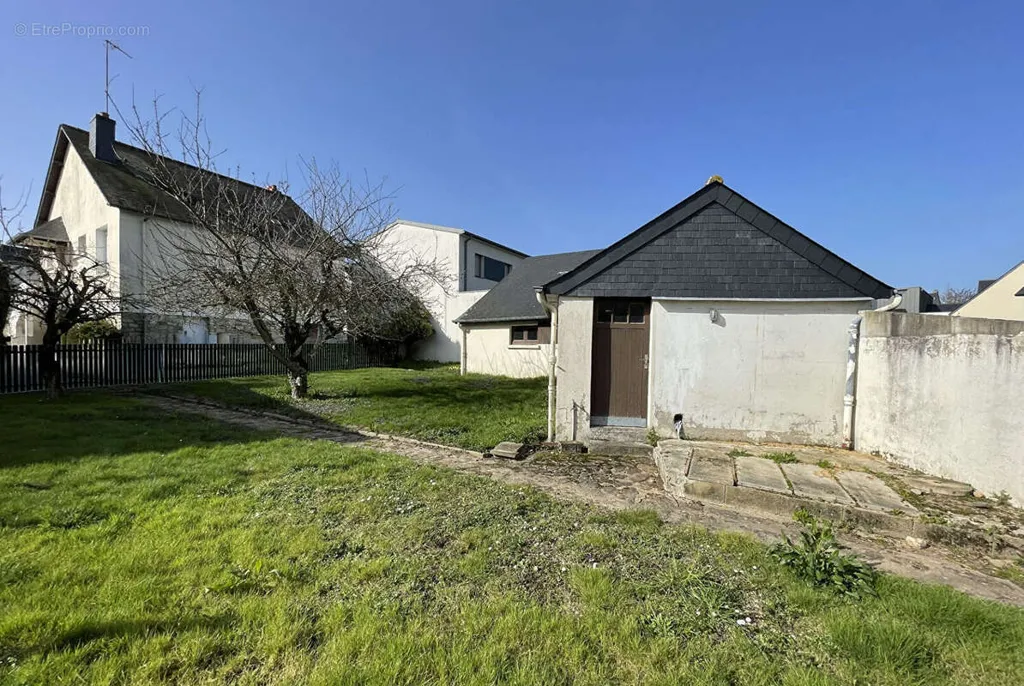 Aed - Amendable Garage Plot in Cesson Sevigne