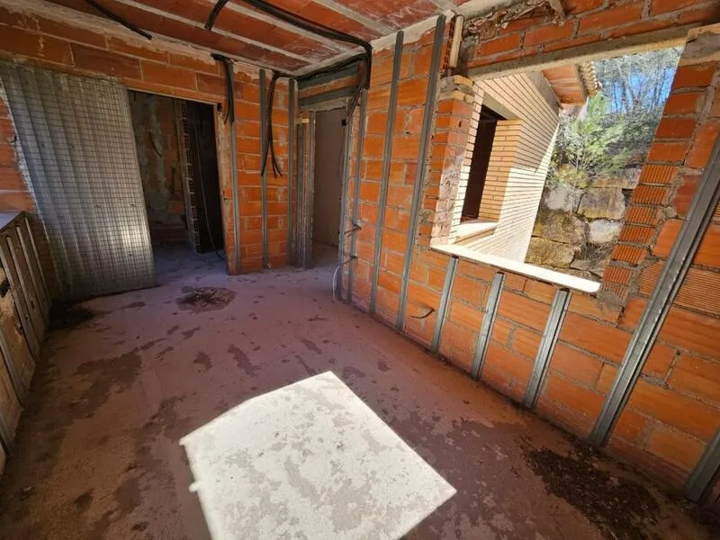 Pièces - Unfinished House with Potential in Olivella