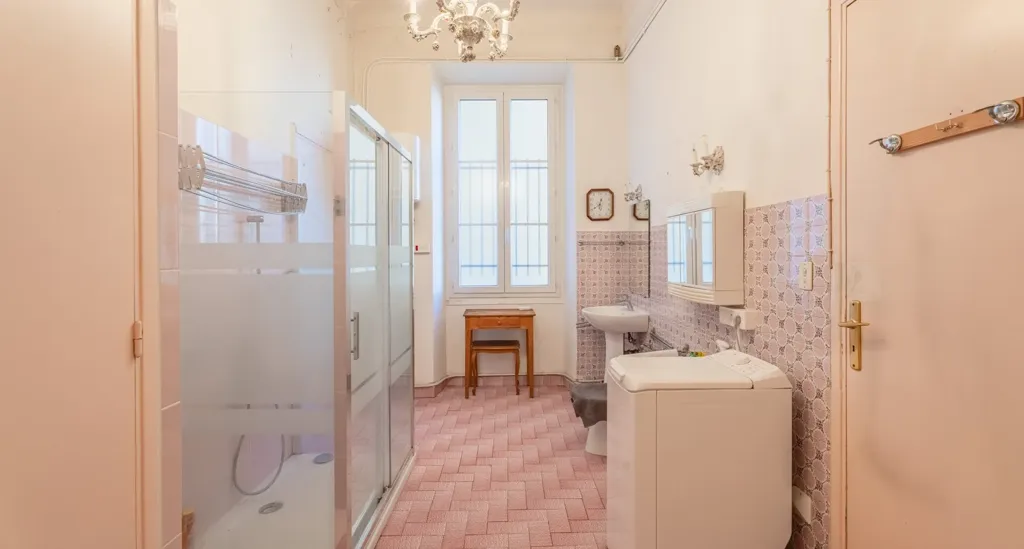 Salles de bain - Appartement Belle Époque avec Balcons à Nice