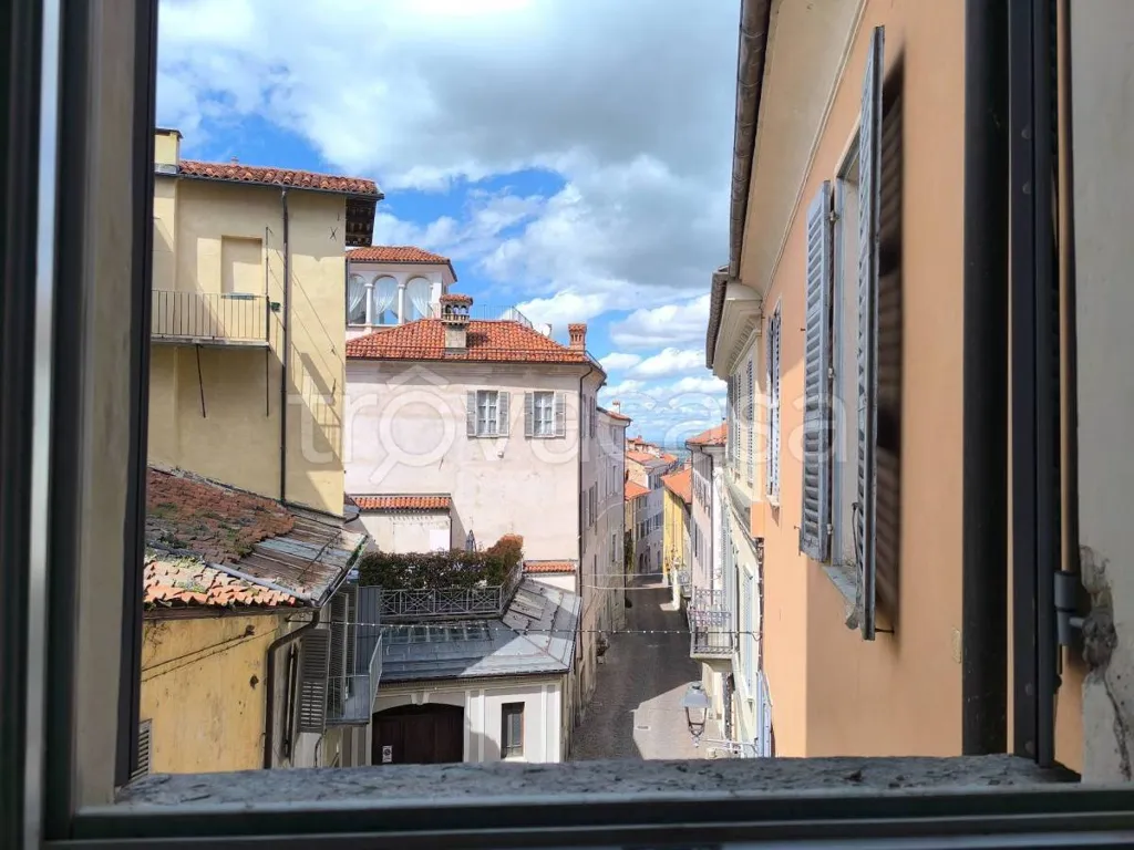 Balcon - Historic Apartment with Piazza View in Mondovì