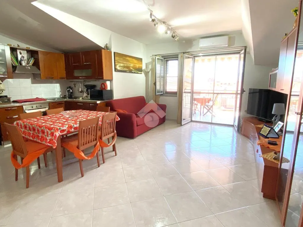 Sala da pranzo - Appartamento con terrazzo in parco ad Acerra