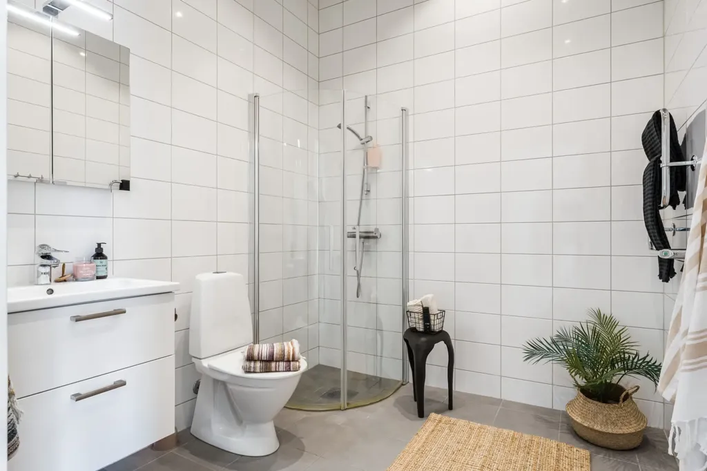Salles de bain - Modern Flat with Balcony in Södra Ladugårdsängen