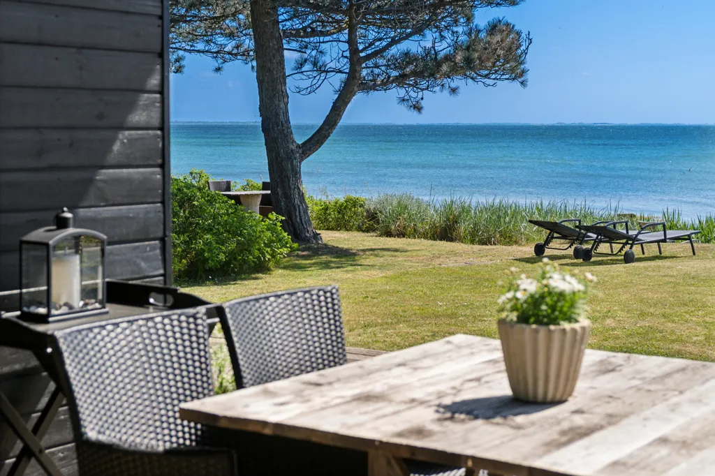 Terrass - Architect-Designed Summerhouse with Storebælt View
