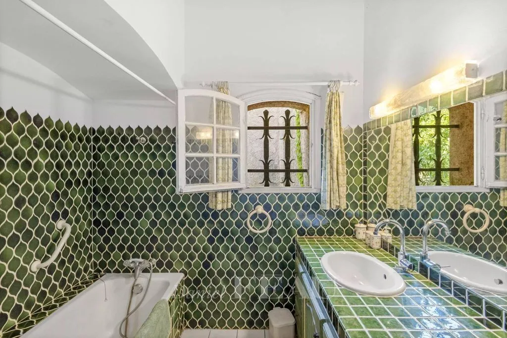 Salles de bain - Villa Luxueuse avec Piscine à Grimaud