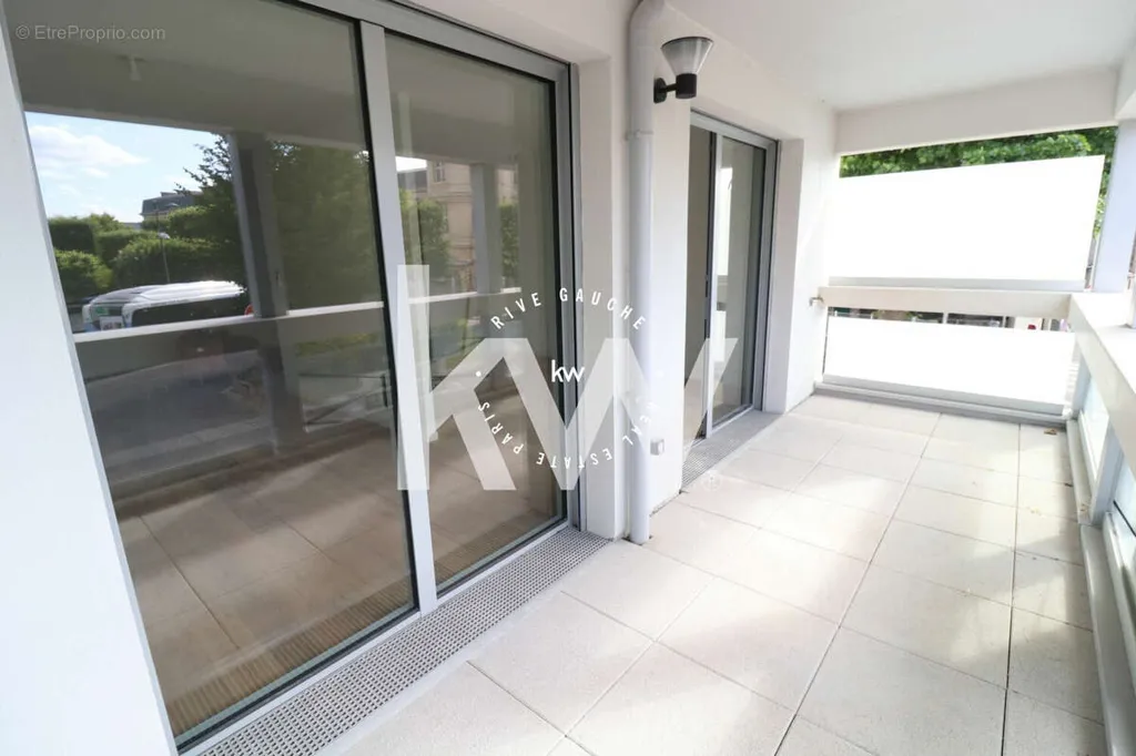 Rõdu - Two-Bedroom Flat with Balcony in Vanves