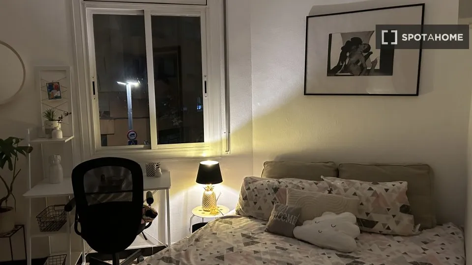Chambres - Shared Flat with Balcony in El Poble Sec, Barcelona
