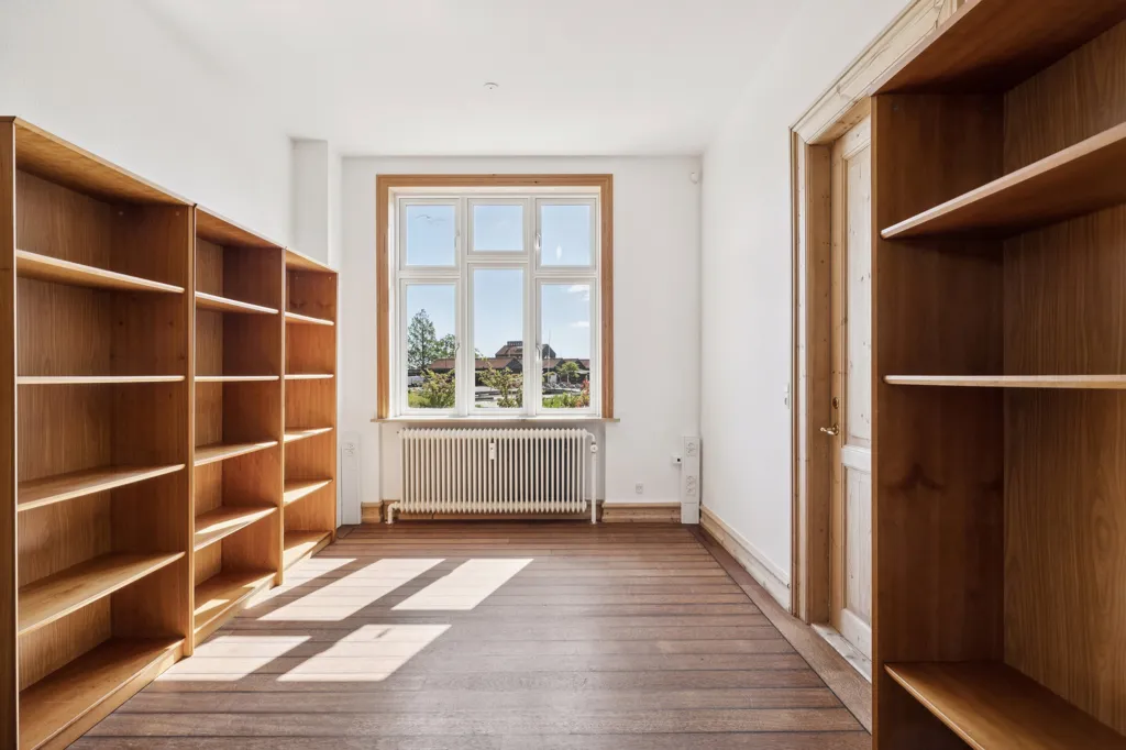Bureau - Villa with Potential for Expansion in Hadsund