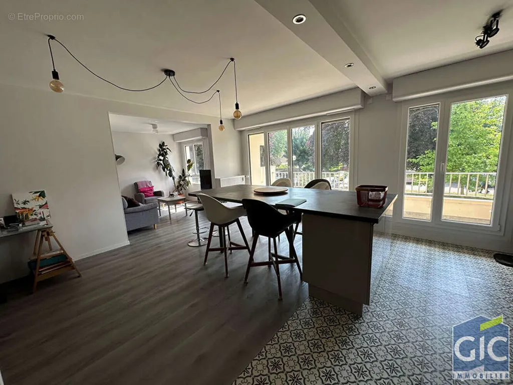 Sala da pranzo - 5-Bedroom Apartment with Balcony in Caen