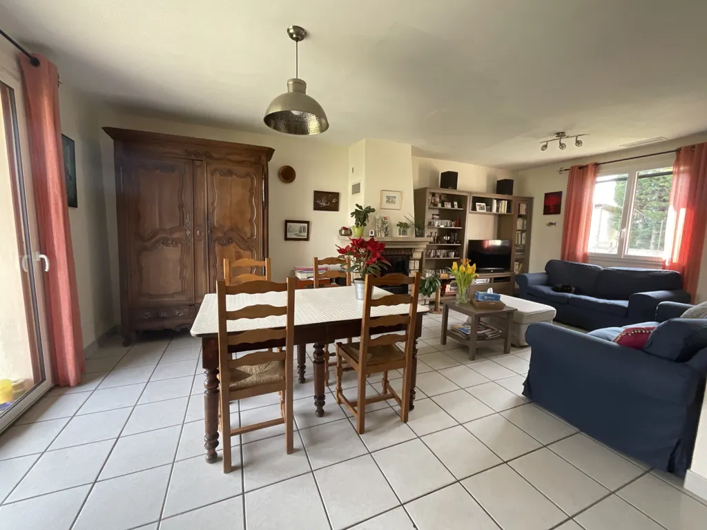 Salle à manger - Grande Maison 5 Chambres avec Panneaux Solaires à Satolas-et-Bonce