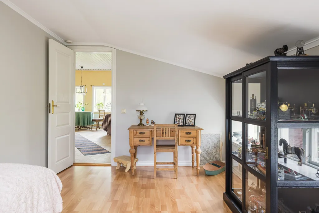 Bureau - Historic Villa with Forest View in Västloning