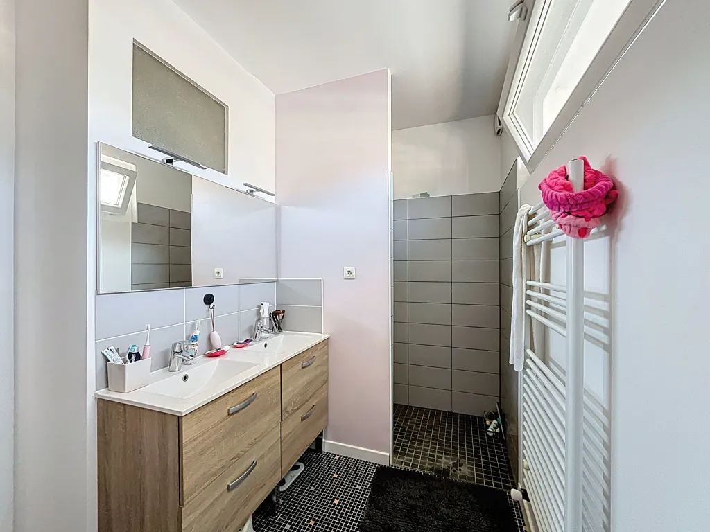Bathrooms - House with Pool and Garden in Périgueux Centre