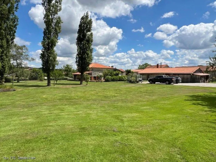 Aed - Spacious House with Large Garden in Cellefrouin