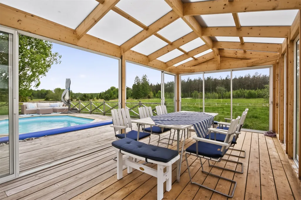 Terrasse - Renovated Holiday Home with Pool in Ängby