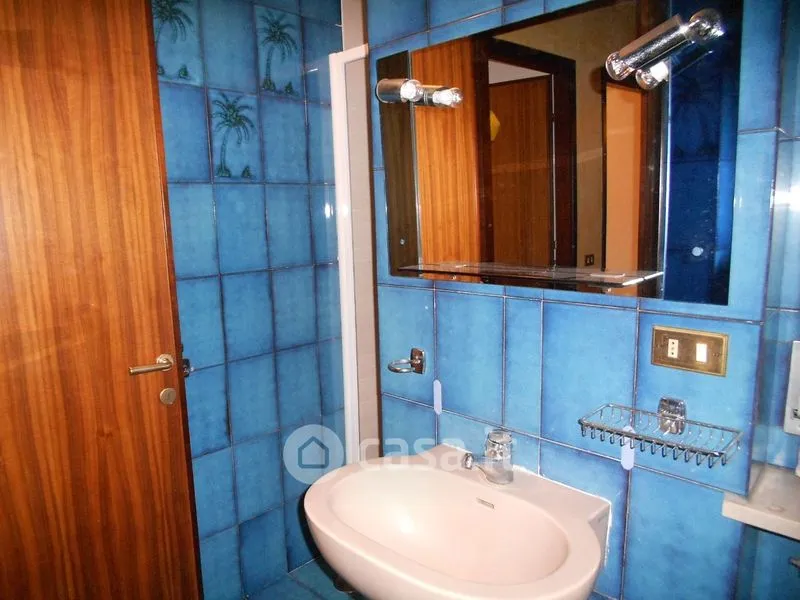 Salles de bain - 4-Bedroom Apartment with Balcony in Novara