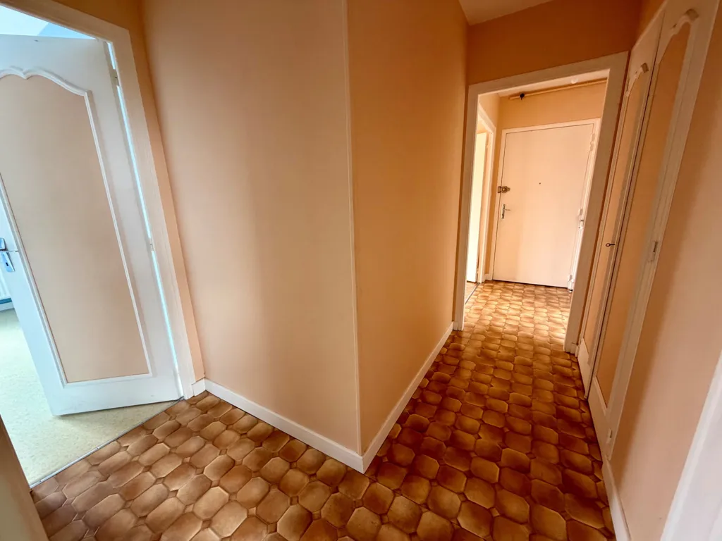 Esik - T2 Flat with Garage in Limoges