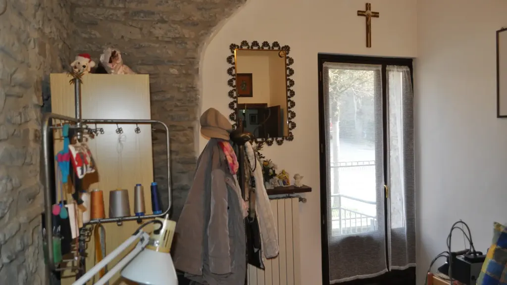 Esik - Three-Bedroom Apartment with Balcony in Bedonia