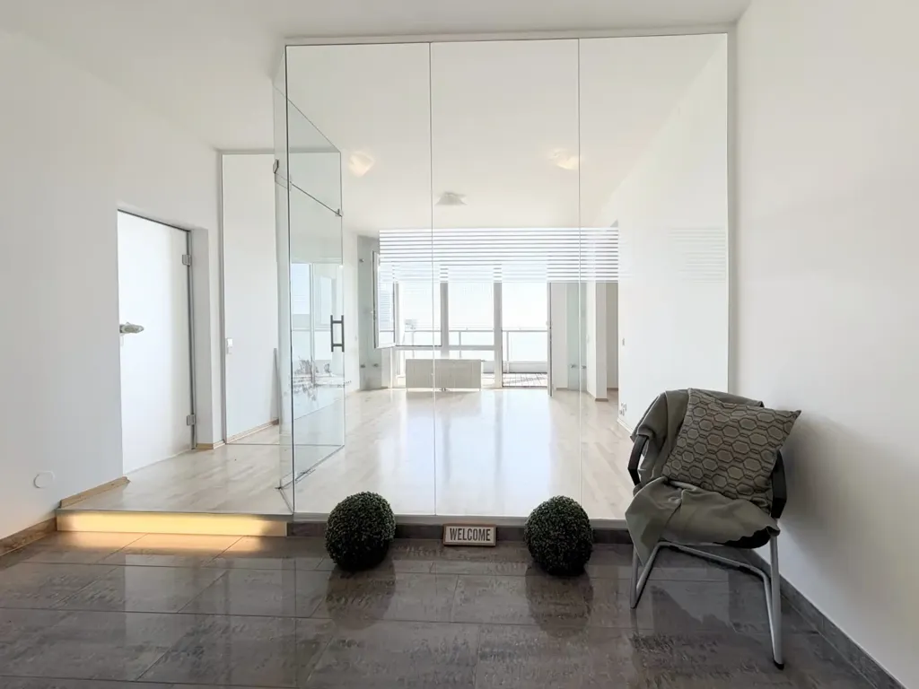 Esik - Apartment with Panoramic Loggia in Vienna