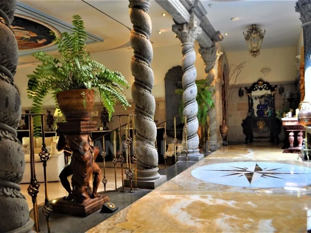 Entrée - Luxury Villa with Romanesque Features in San Bartolomé