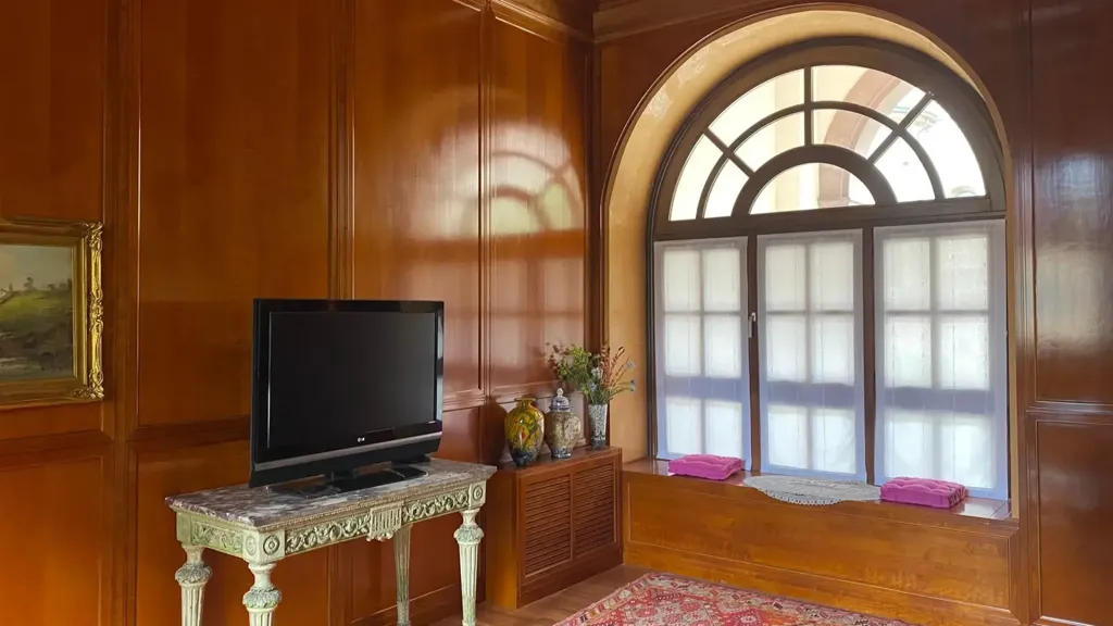 Bureau - Architecturally Unique Ground Floor Apartment in Piacenza