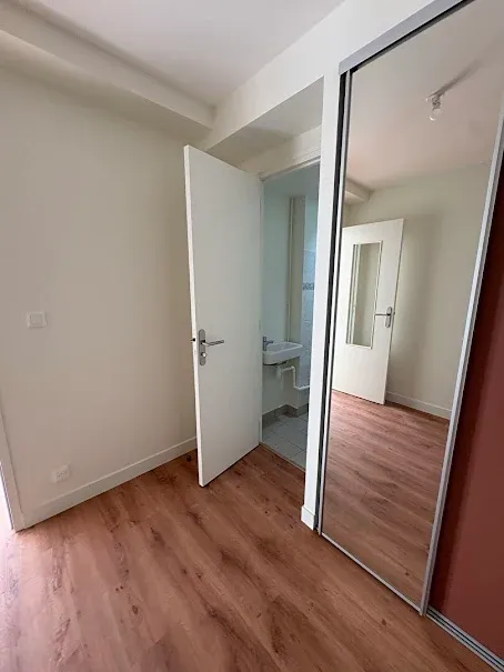 Chambres - Appartement Rénové avec Balcon à Caen