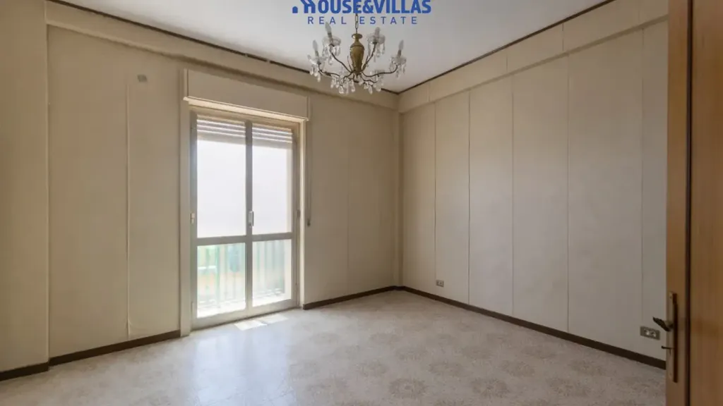 Toad - Three-Bedroom Apartment with Balcony in Avola