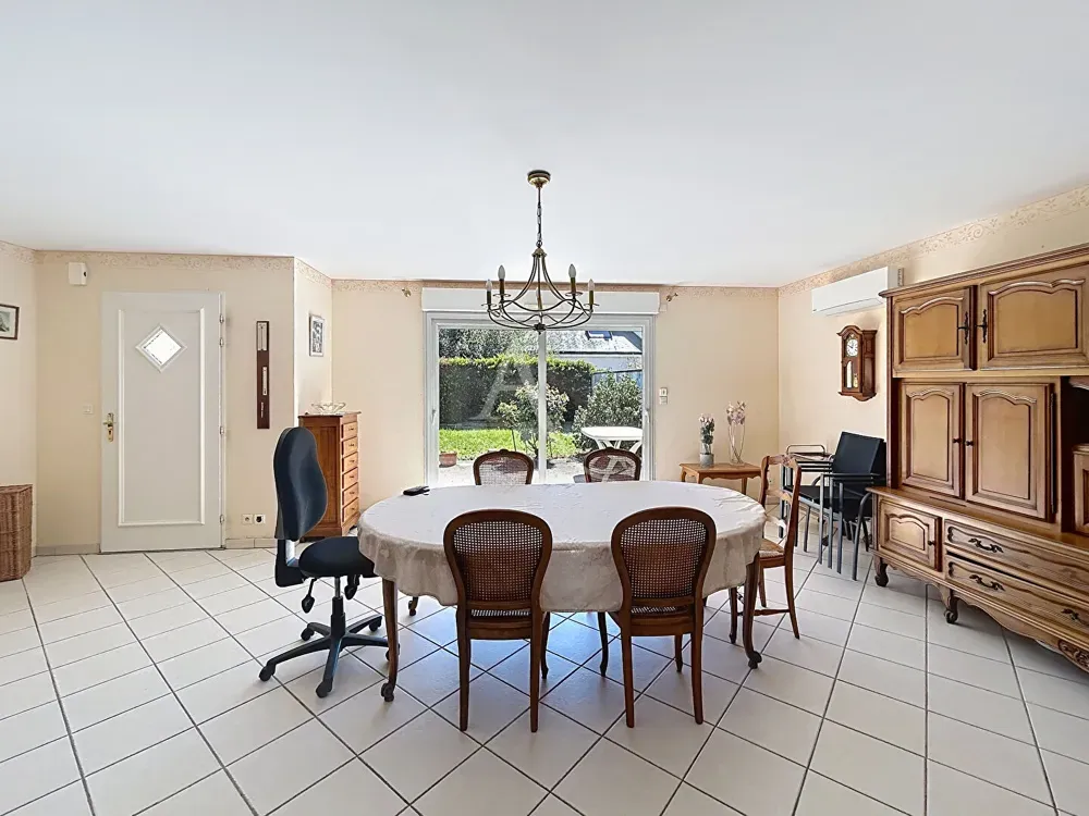 Salle à manger - Maison Moderne de Plain-Pied avec Jardin à Angers