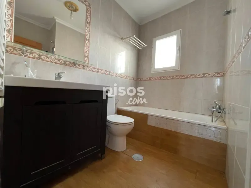 Bathrooms - 3-bedroom house in ES