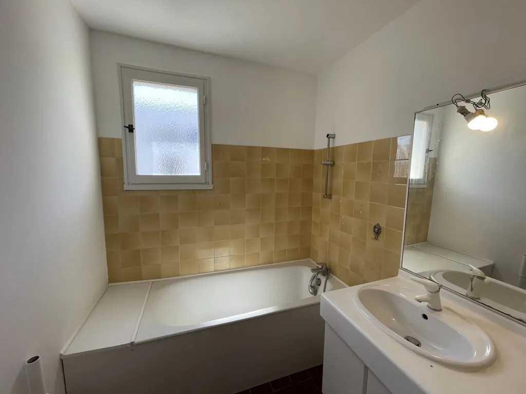 Salles de bain - Appartement Lumineux avec Garage dans Résidence Sécurisée