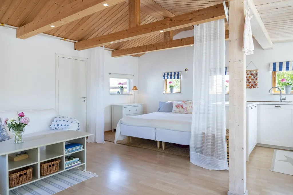 Magamistoad - Charming Cottage with Corner Plot in Elinelunds Sommarstad